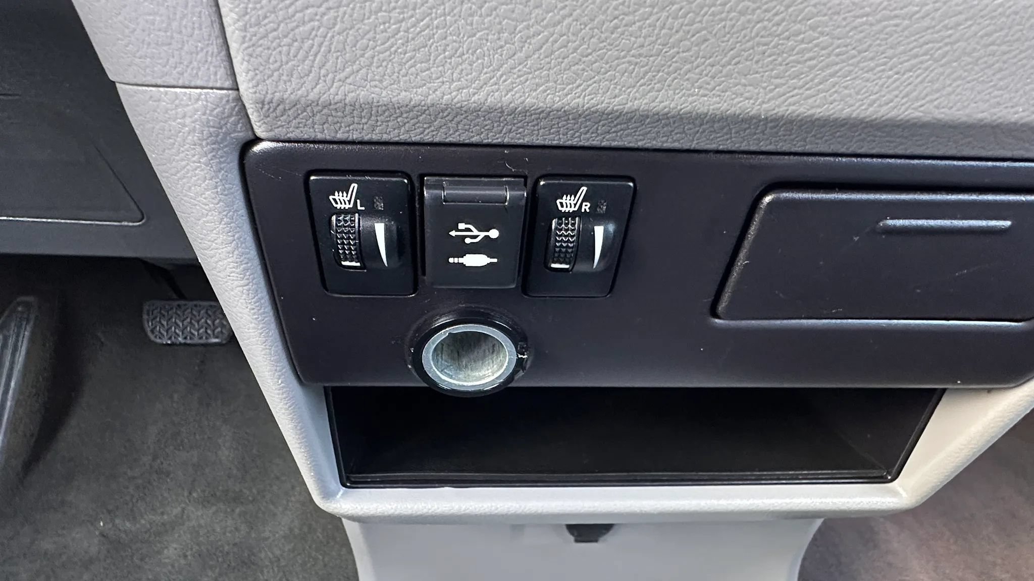 Used 2019 Toyota Sienna XLE w/ Protection Package FWD image 20