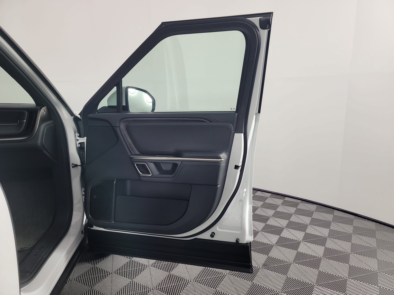 Used 2024 Rivian R1S Adventure AWD/4WD image 18