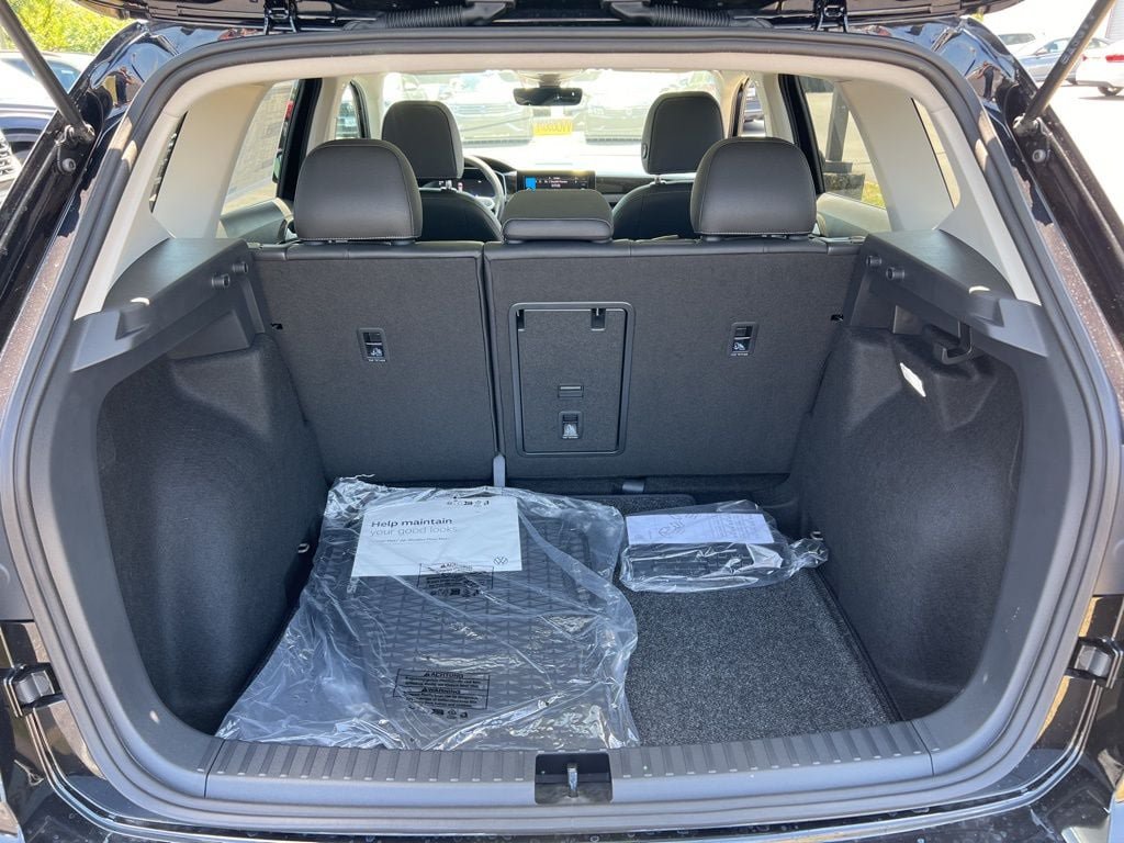 New 2025 Volkswagen Taos SE FWD image 13