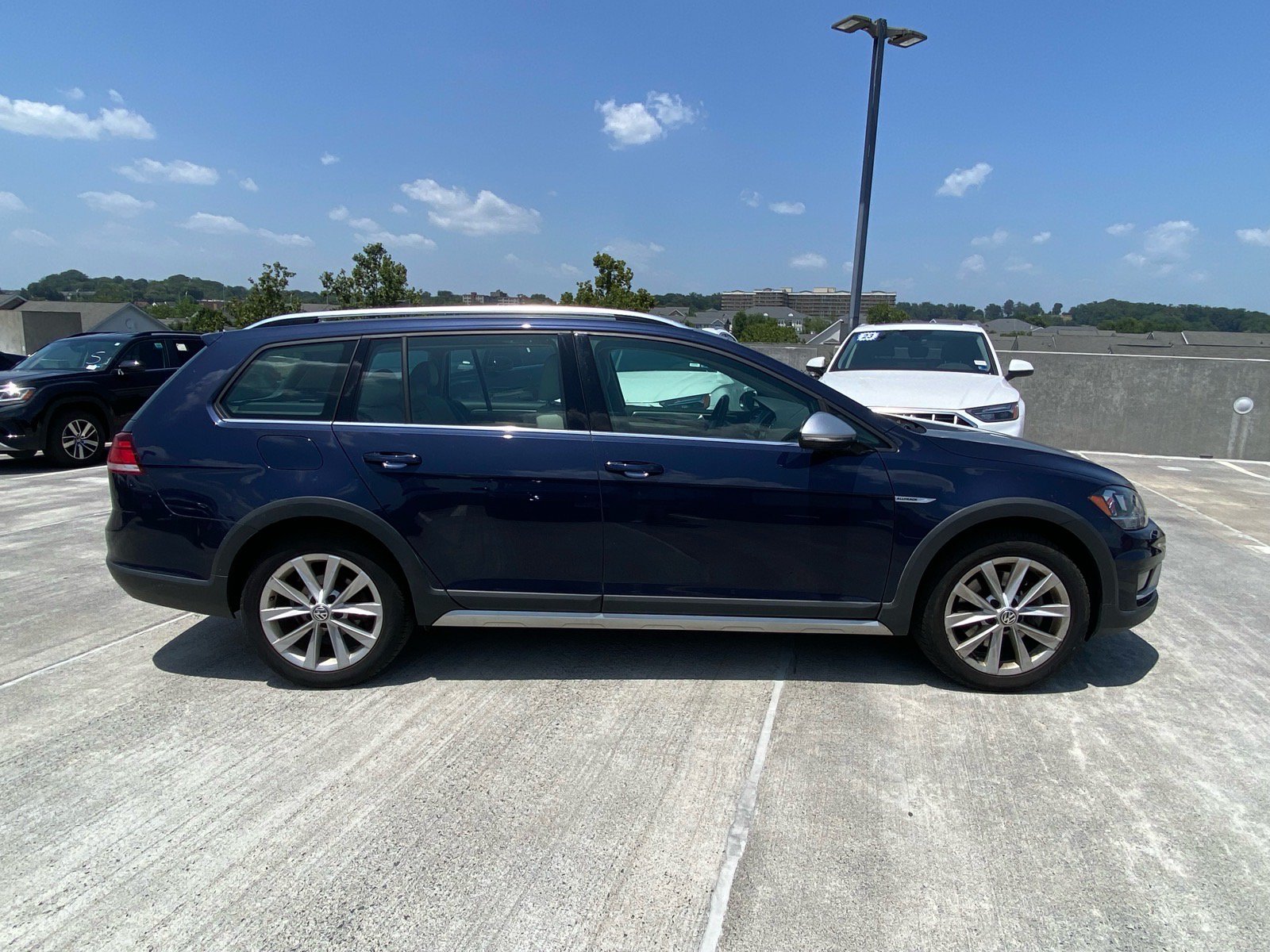 Used 2019 Volkswagen Golf Alltrack S AWD/4WD image 2
