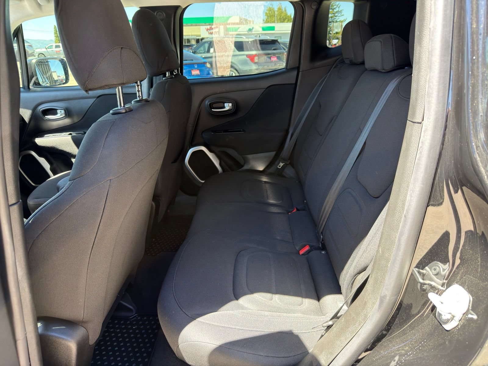 Used 2018 Jeep Renegade Latitude w/ Cold Weather Group AWD/4WD image 27