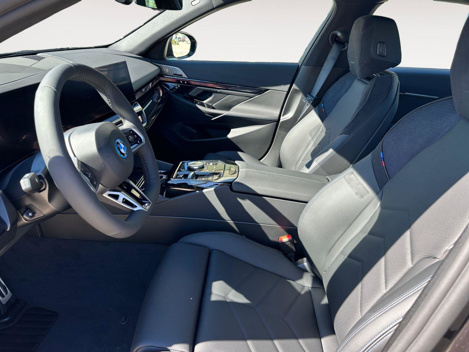 New 2026 BMW 550e xDrive AWD/4WD image 12