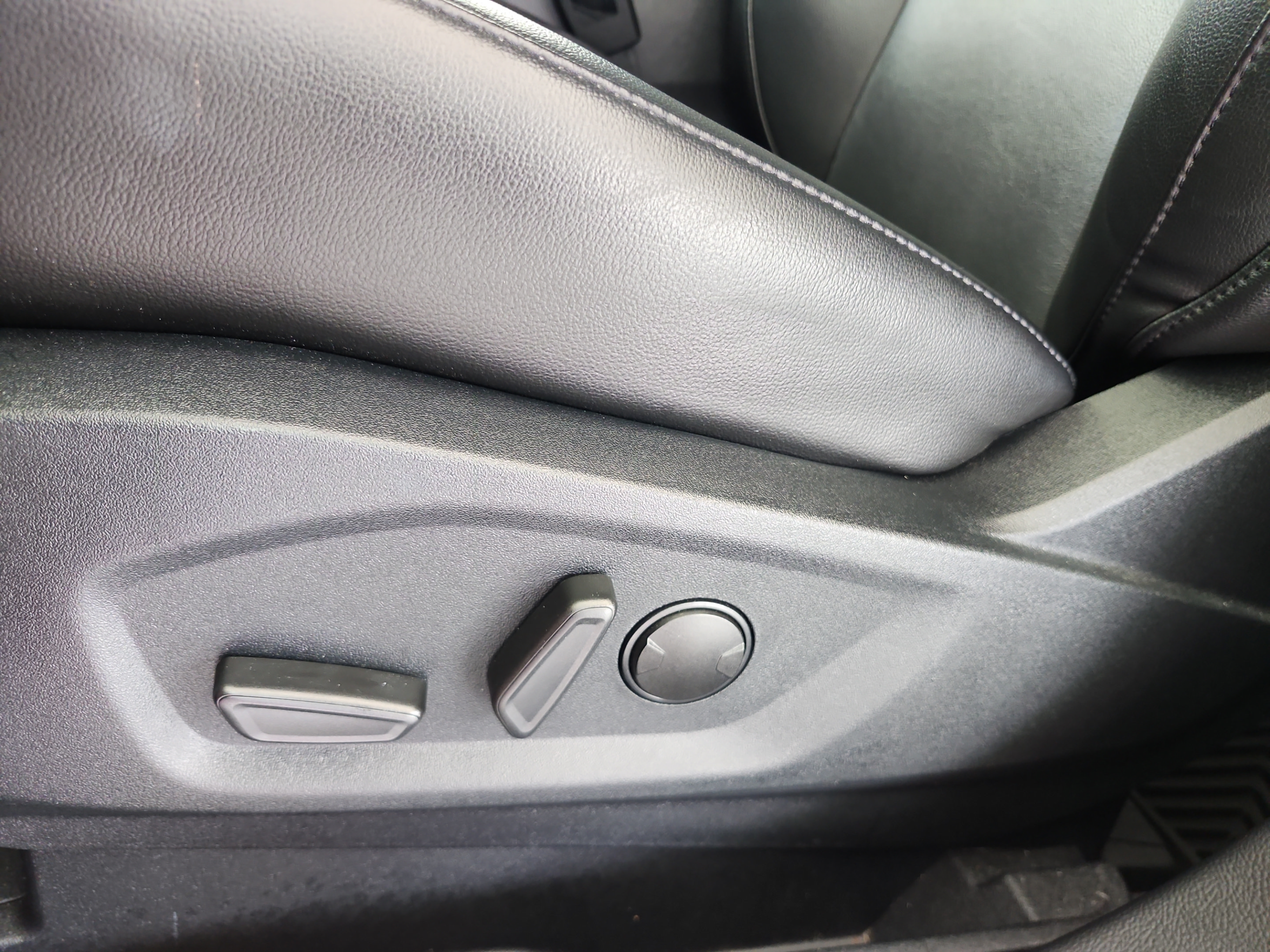 Used 2021 Ford Edge Titanium FWD image 15