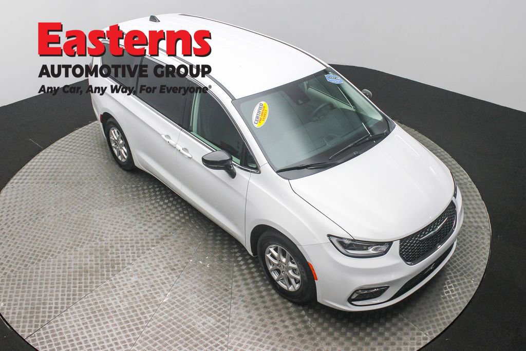 Used 2024 Chrysler Pacifica Touring-L image 3