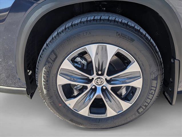 Used 2025 Toyota Highlander XLE image 25