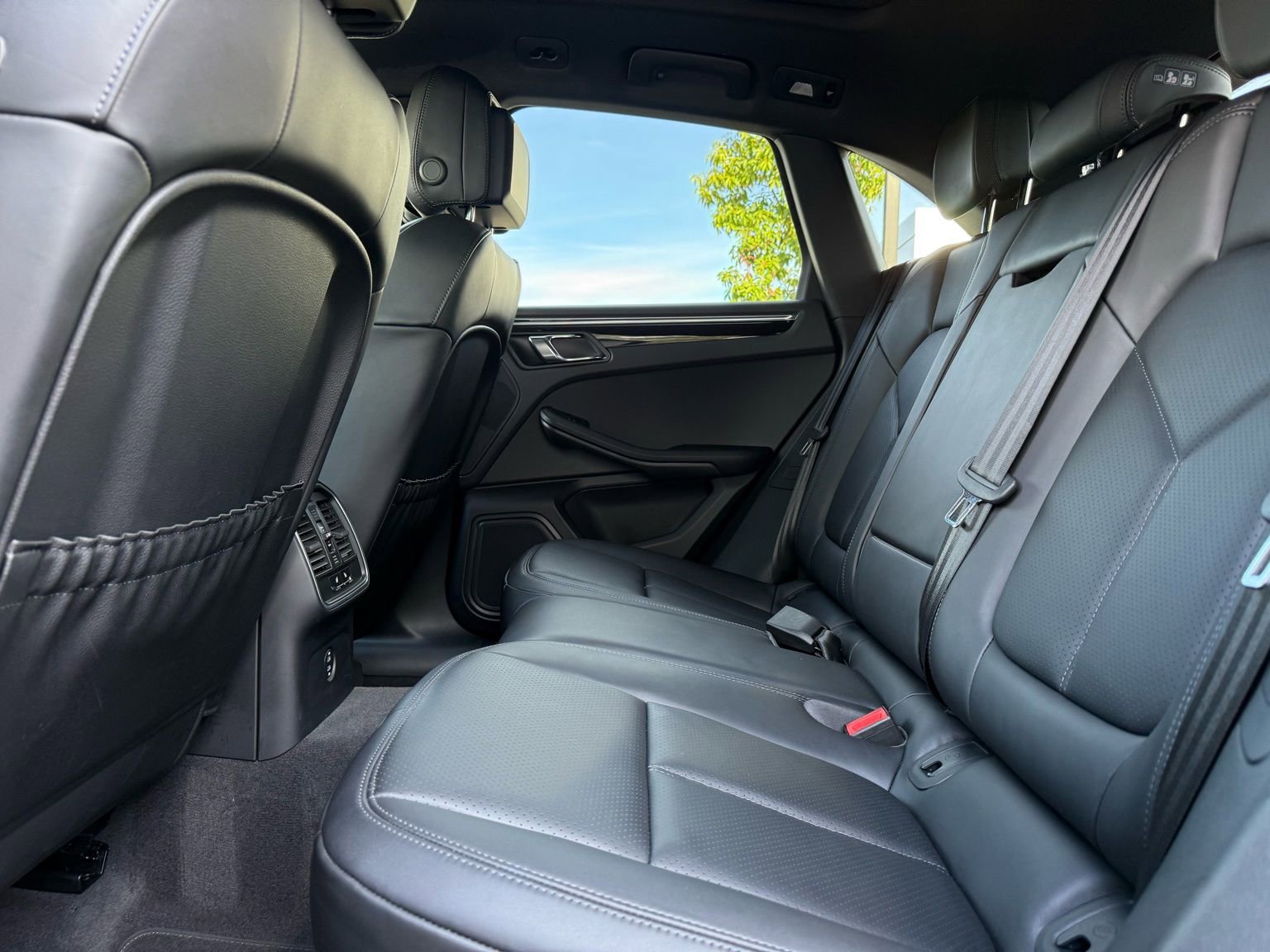 Used 2025 Porsche Macan AWD/4WD image 30