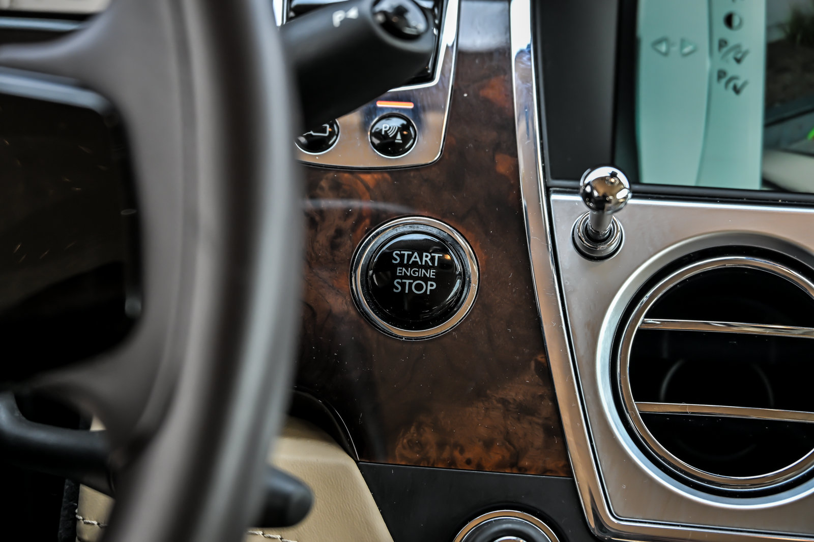 Used 2016 Rolls-Royce Wraith RWD image 33