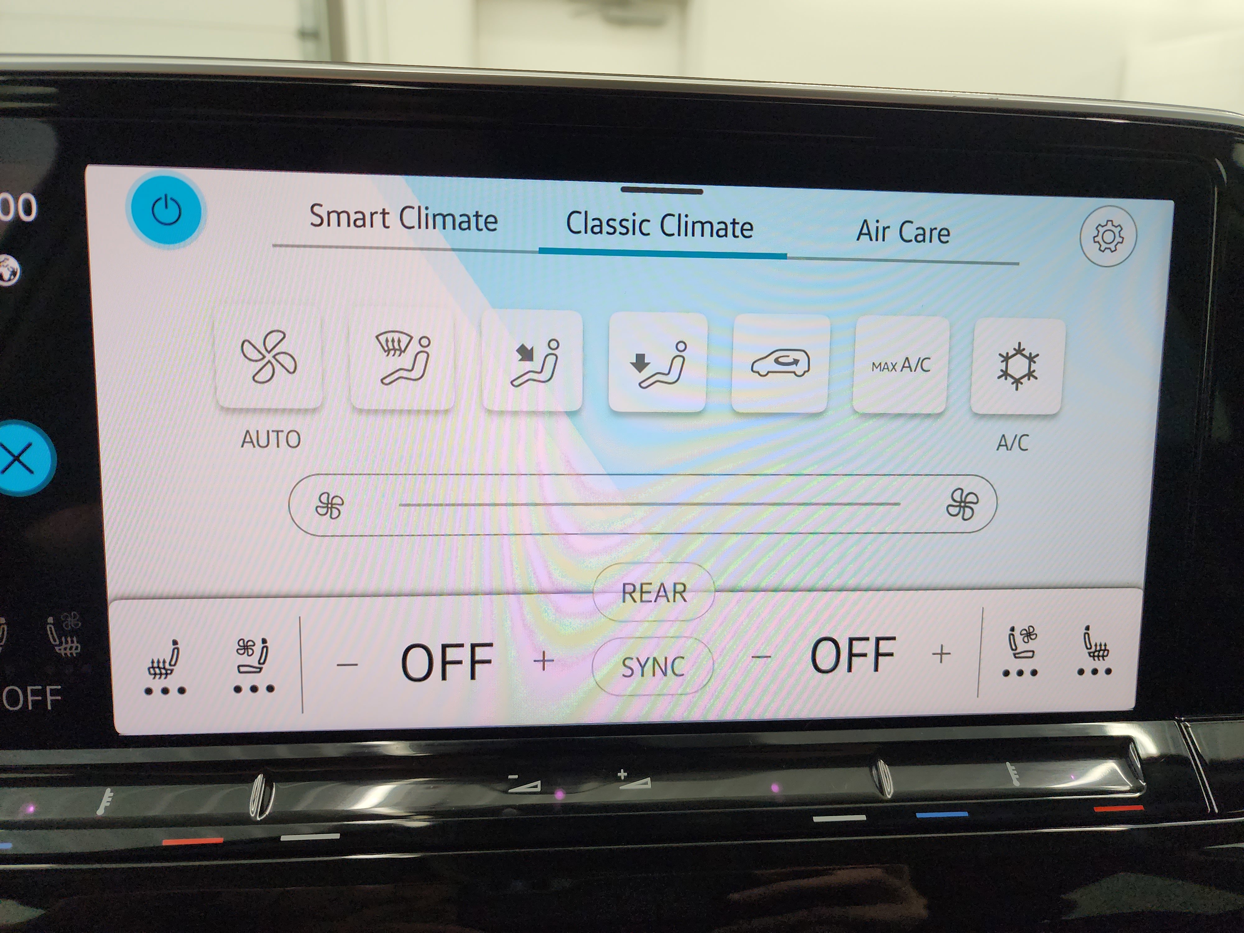 Used 2025 Volkswagen Atlas SE image 16