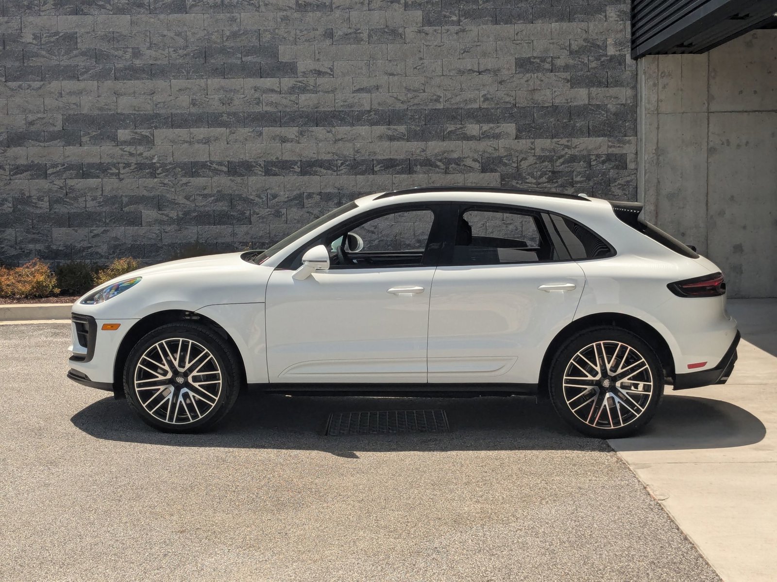 Used 2025 Porsche Macan image 2