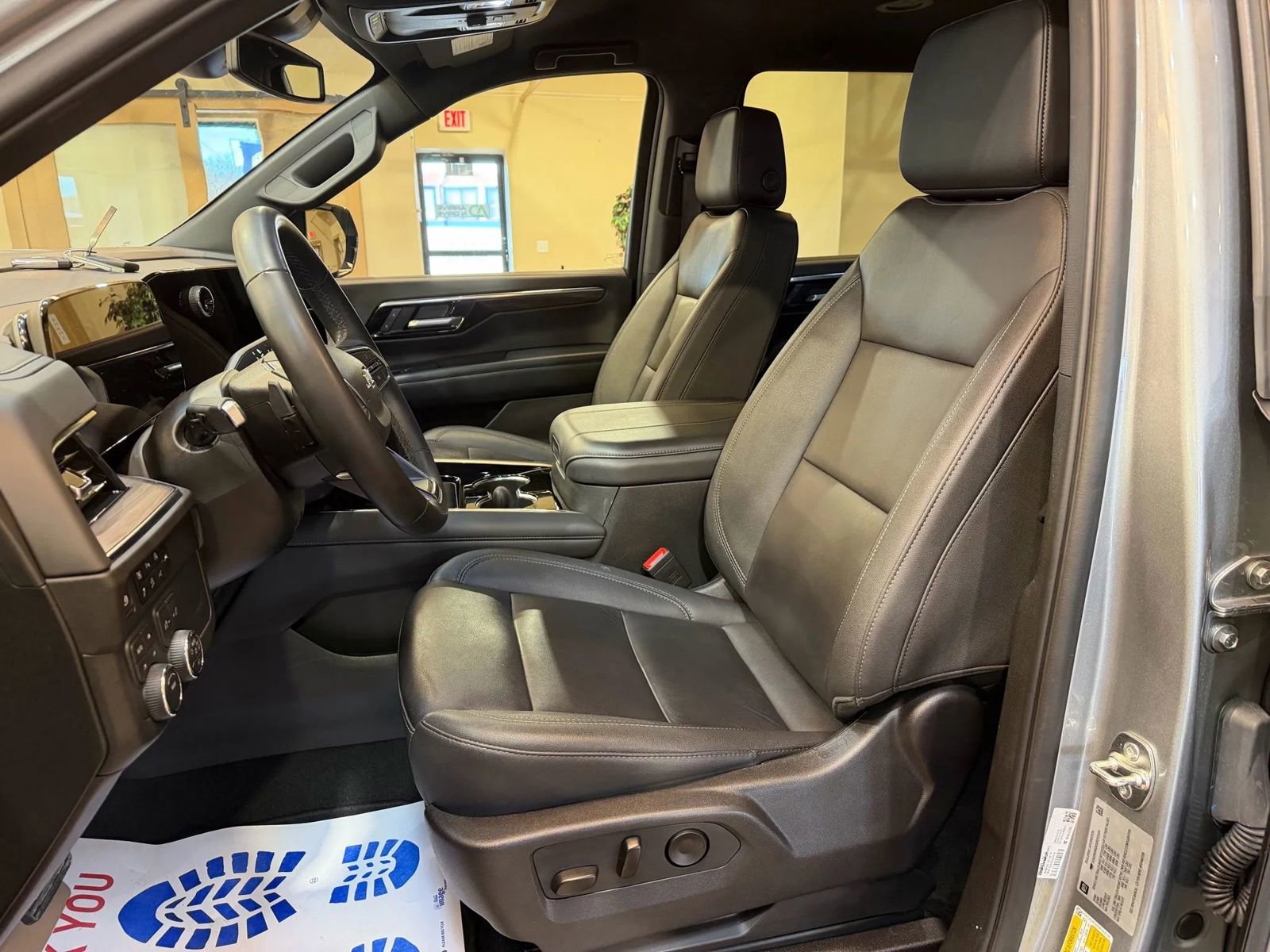 Used 2025 Chevrolet Suburban Z71 image 12