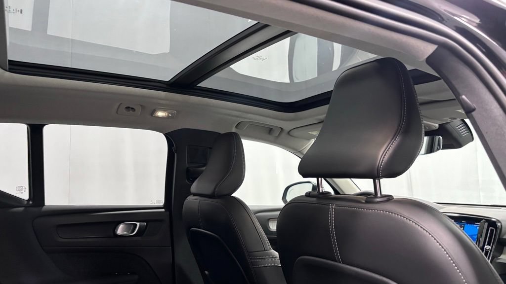 Certified 2025 Volvo XC40 B5 Plus AWD/4WD image 26