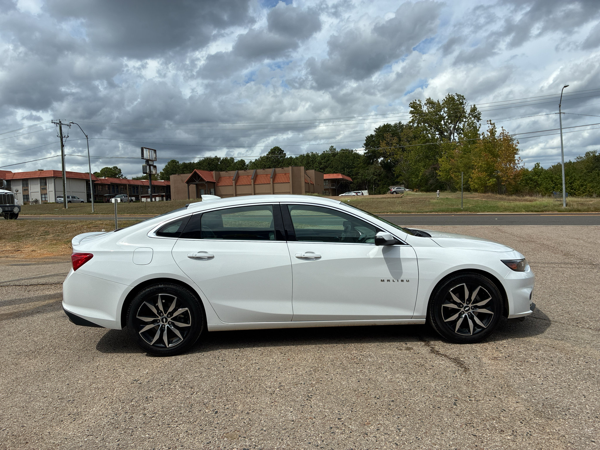Used 2018 Chevrolet Malibu LT FWD image 11