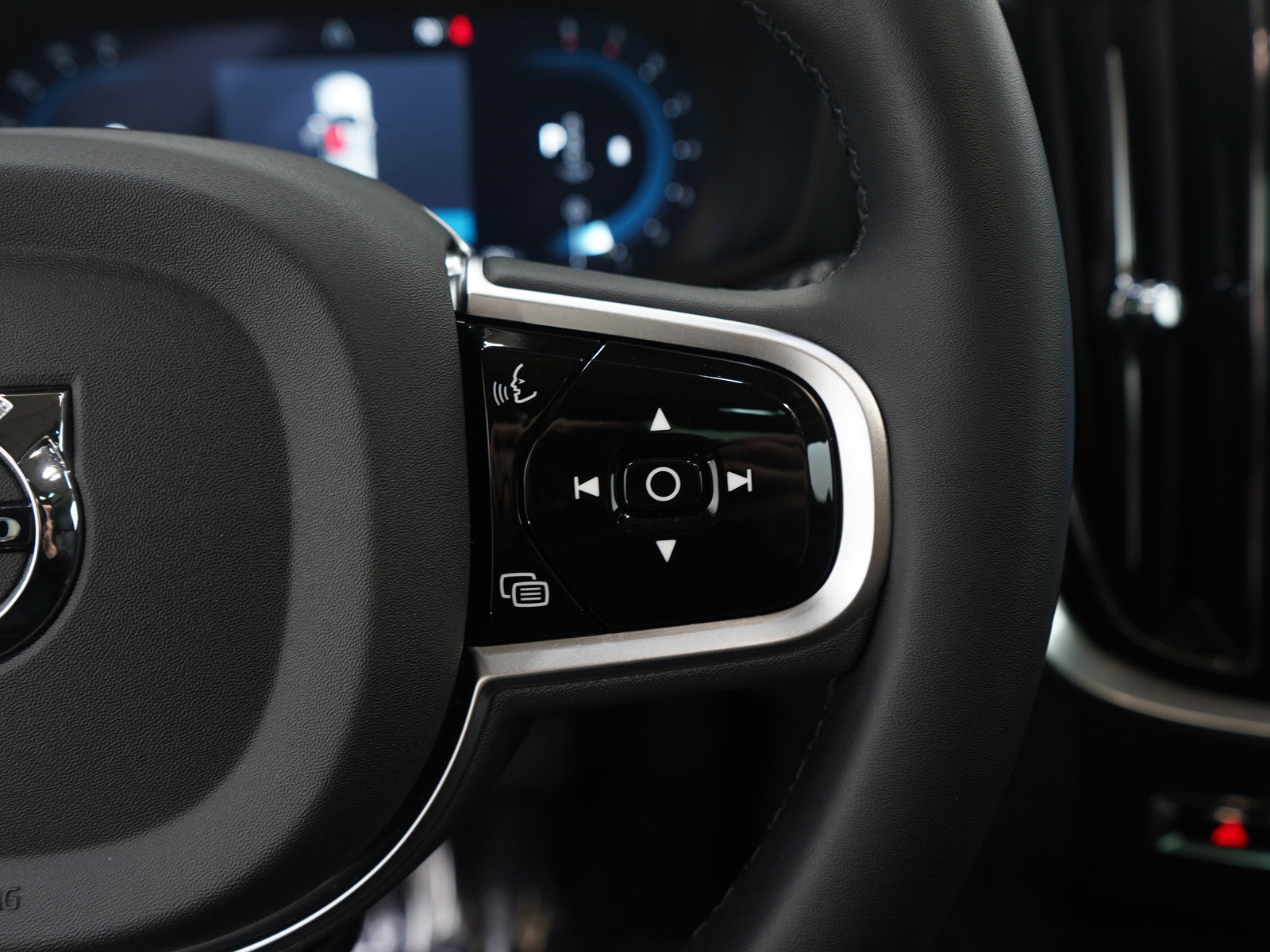 Used 2025 Volvo V60 B5 Cross Country Plus image 29