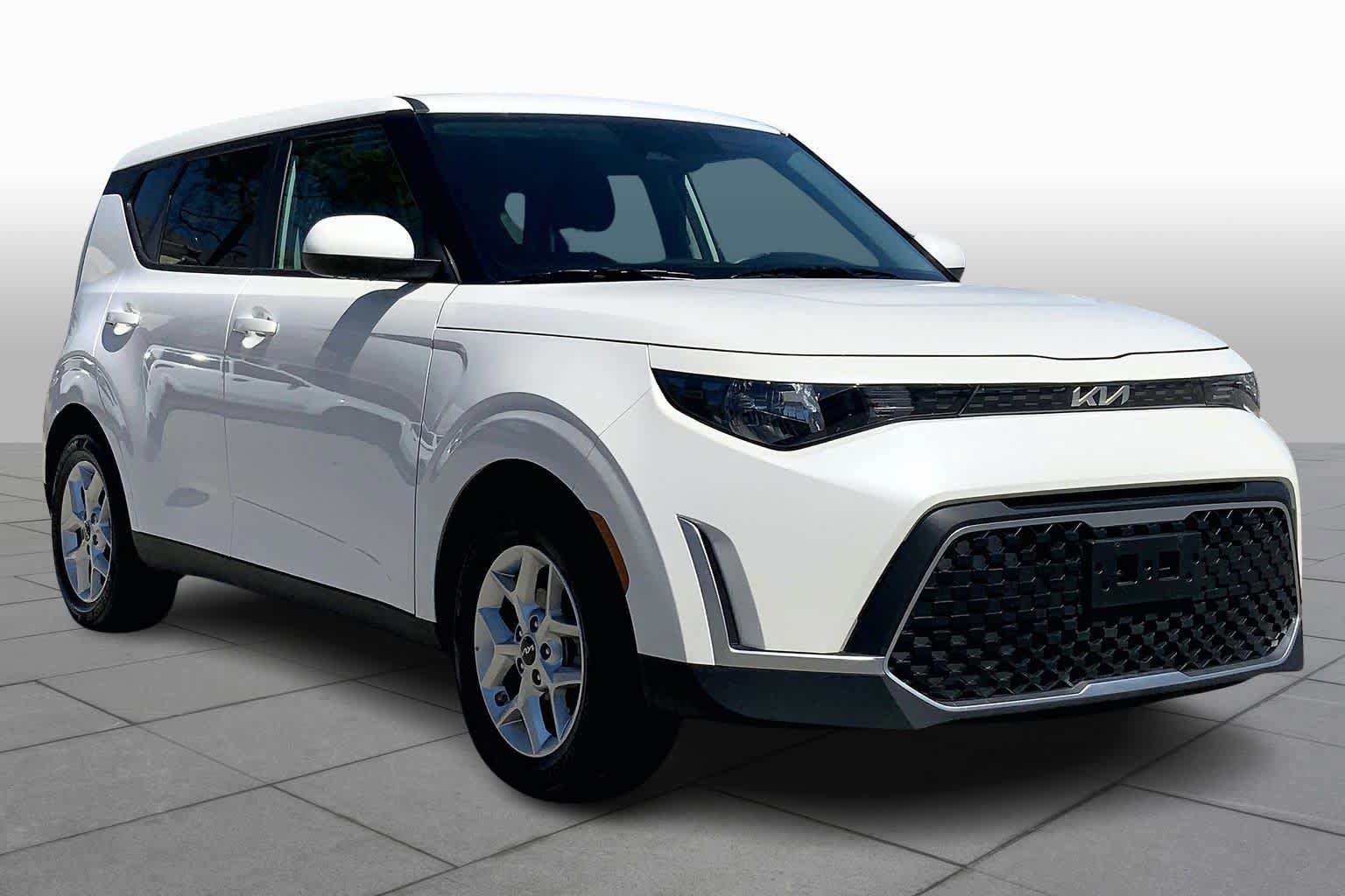 Used 2025 Kia Soul LX w/ LX Technology Package FWD image 3