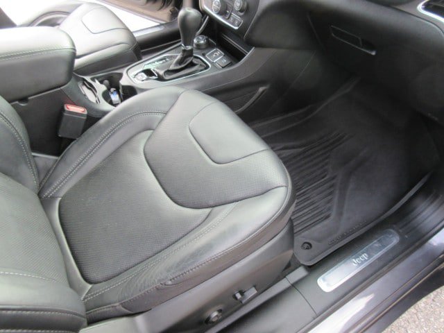 Used 2019 Jeep Cherokee Overland w/ Technology Group AWD/4WD image 24