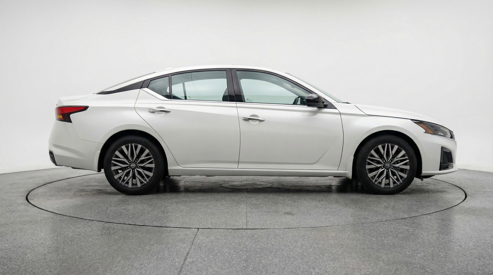 Used 2025 Nissan Altima 2.5 SV FWD image 11