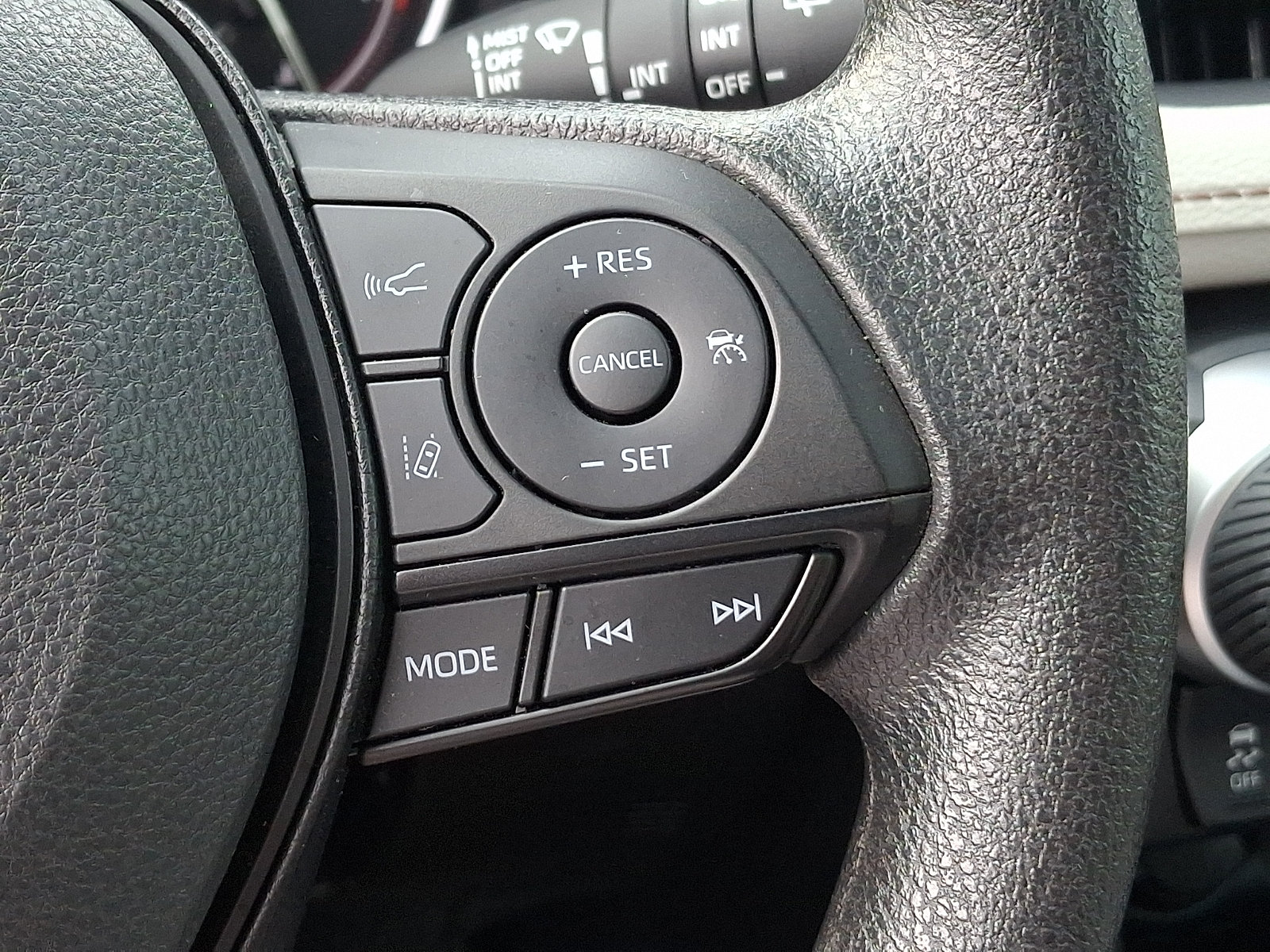Used 2025 Toyota RAV4 XLE w/ Convenience Package FWD image 23