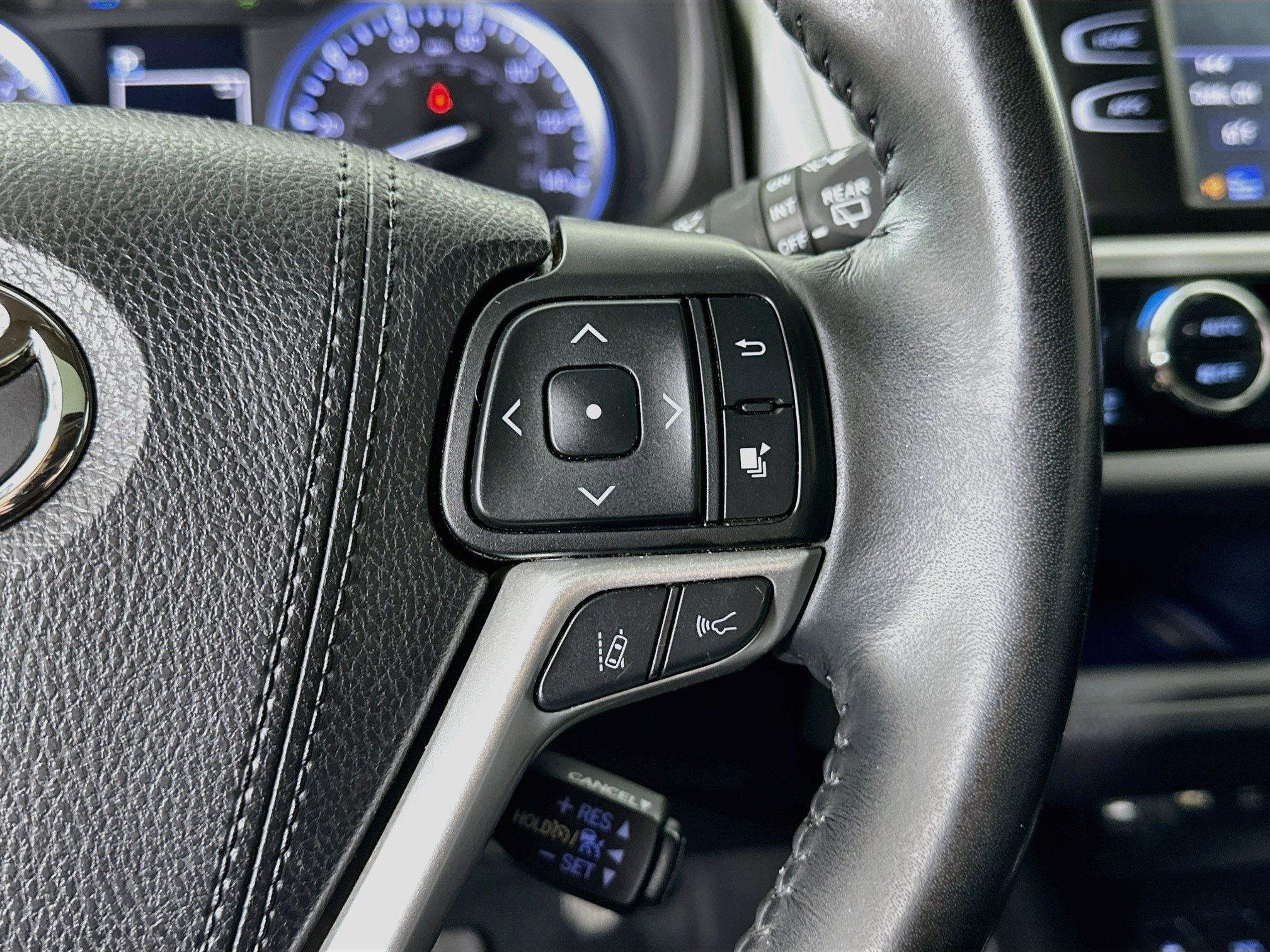 Used 2019 Toyota Highlander SE w/ Nightshade Edition AWD/4WD image 19