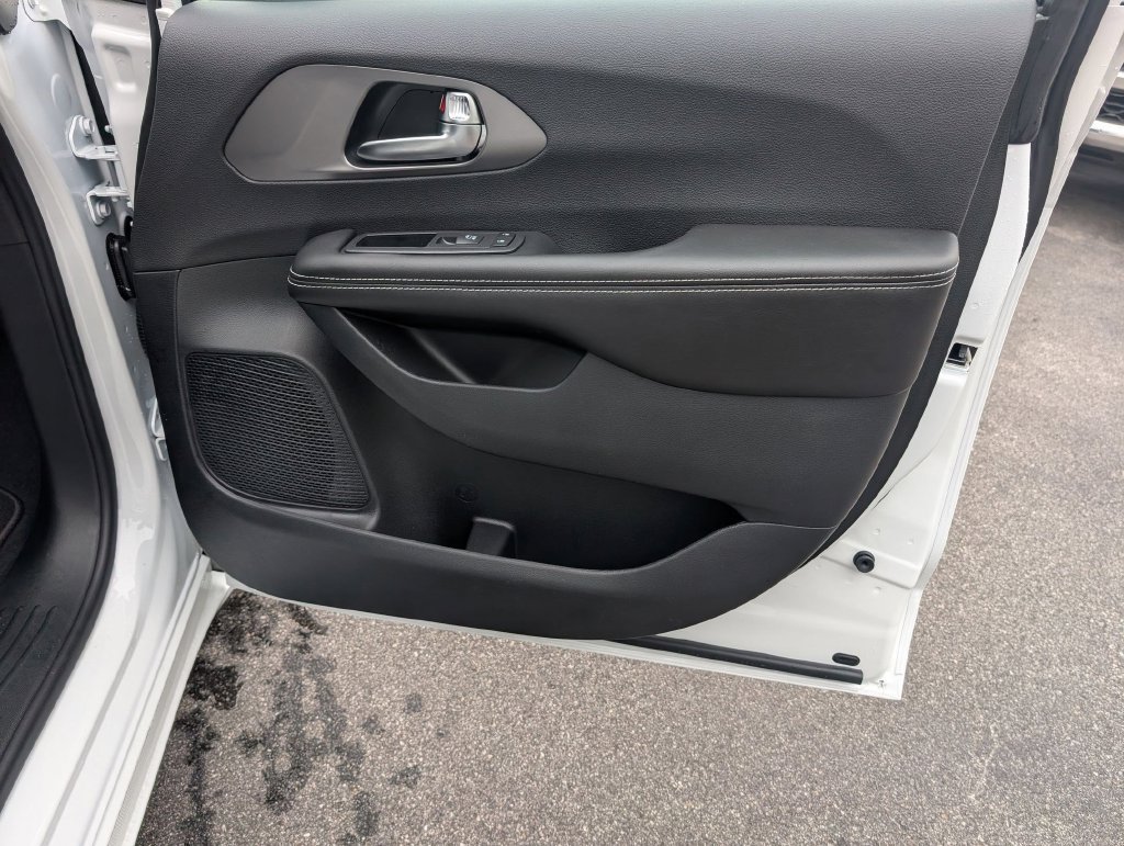 New 2027 Chrysler Pacifica Select FWD image 31
