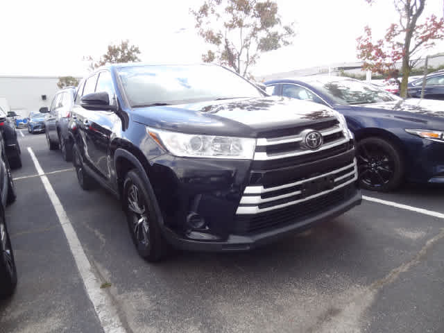 Used 2019 Toyota Highlander LE AWD/4WD image 3