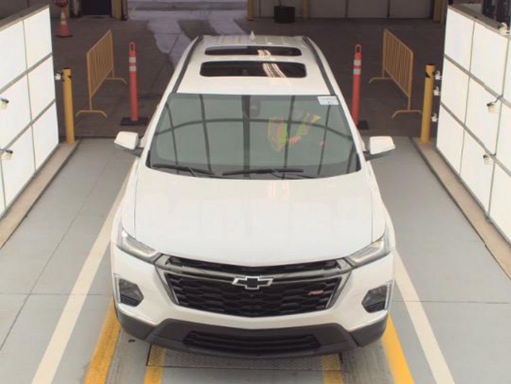 Used 2023 Chevrolet Traverse RS image 2