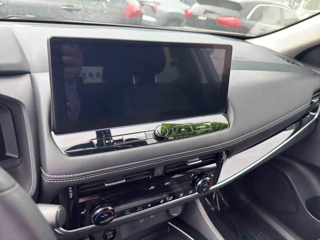Used 2025 Nissan Rogue SL w/ Tech Package AWD/4WD image 15