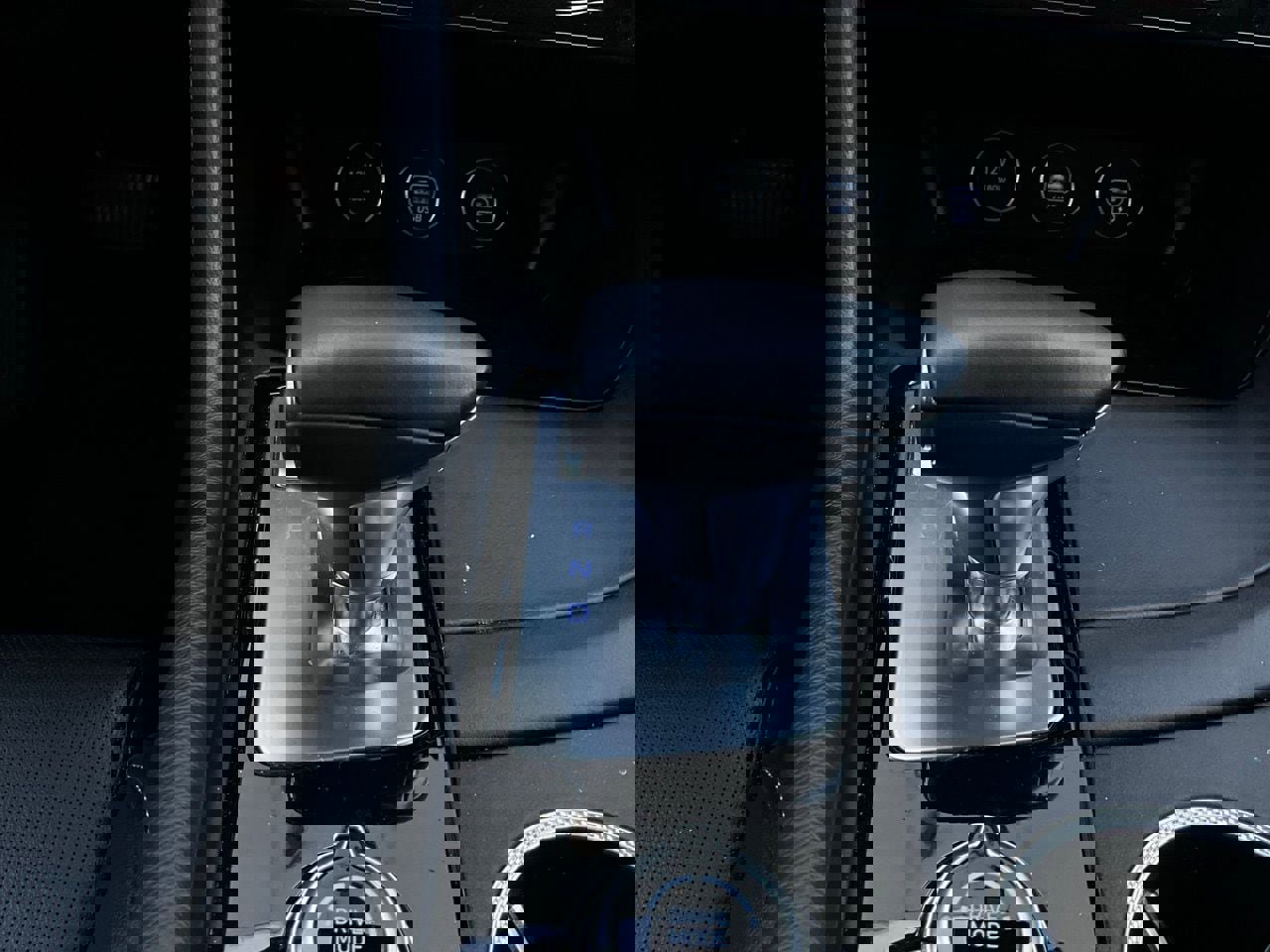 Used 2025 Genesis G70 2.5T image 24