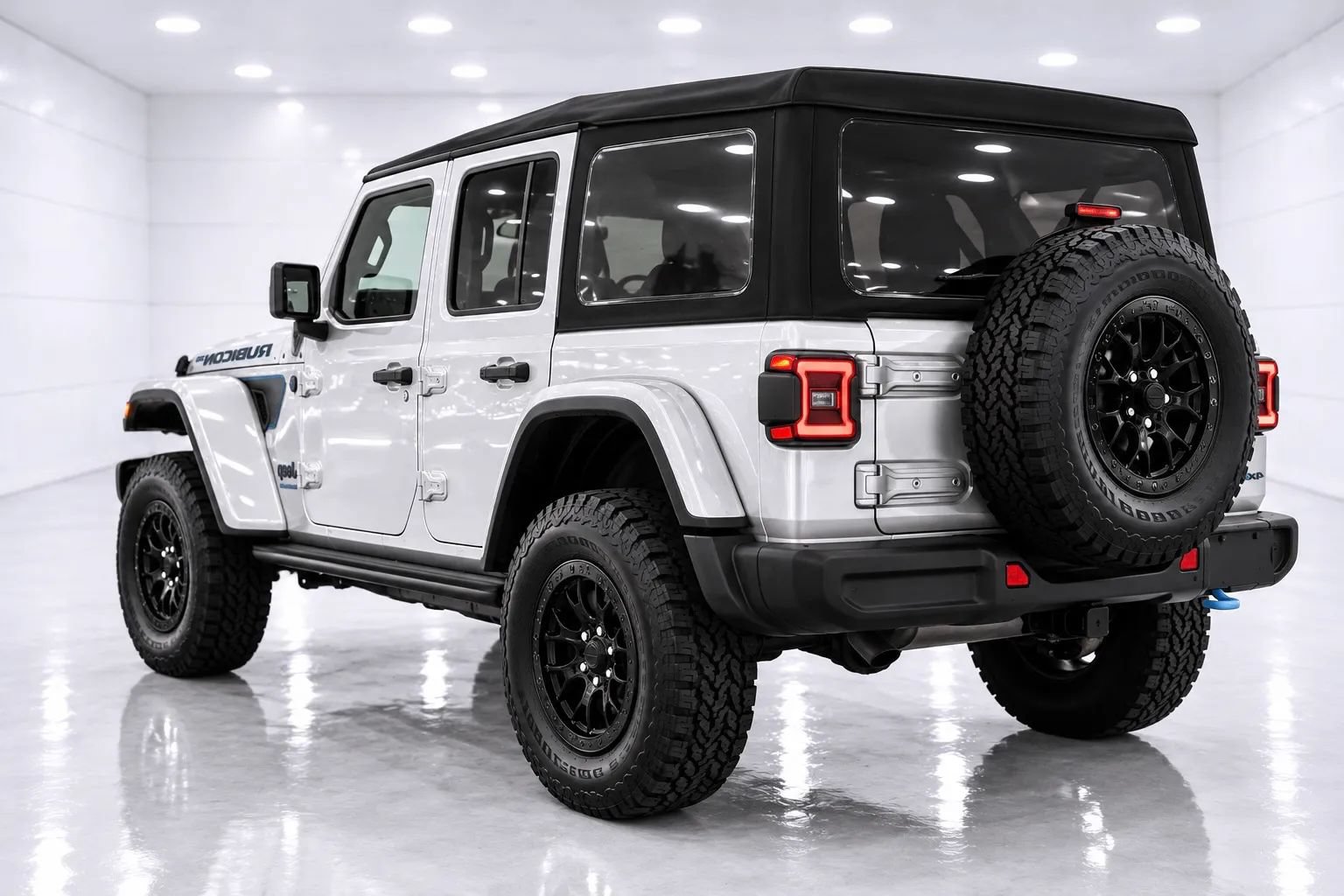 Used 2023 Jeep Wrangler Unlimited Rubicon 4xe AWD/4WD image 3