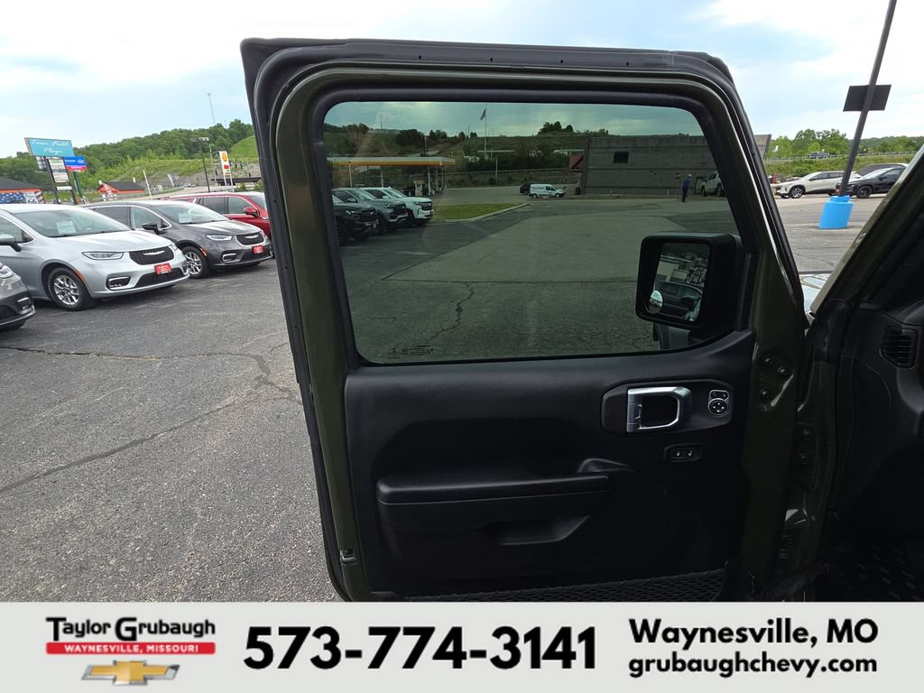 Used 2021 Jeep Wrangler Unlimited Rubicon w/ LED Lighting Group AWD/4WD image 12