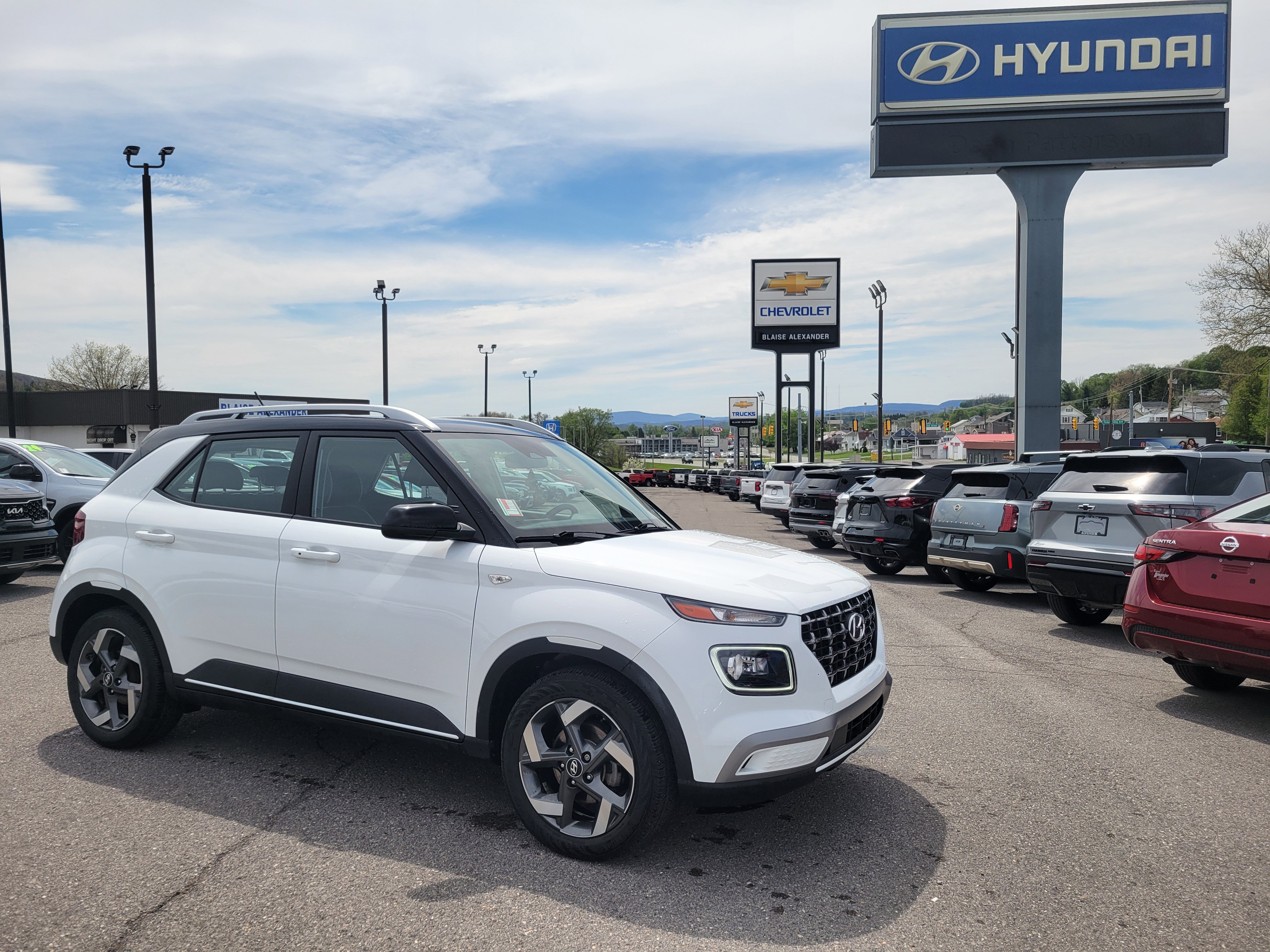 Used 2023 Hyundai Venue Limited image 1
