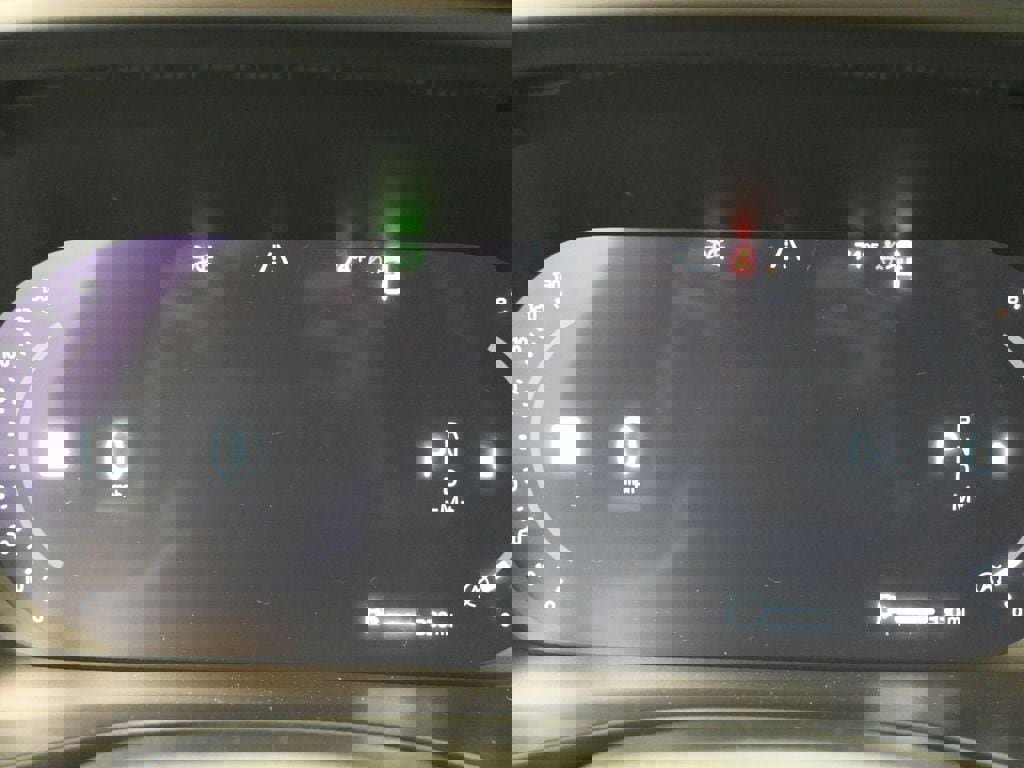 Used 2023 Volvo XC40 B4 Ultimate image 13