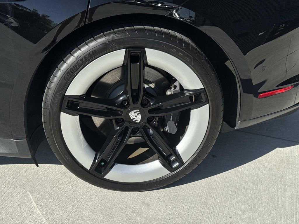 Used 2025 Porsche Taycan image 8