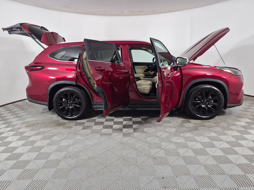 Used 2025 Toyota Highlander XLE FWD image 9