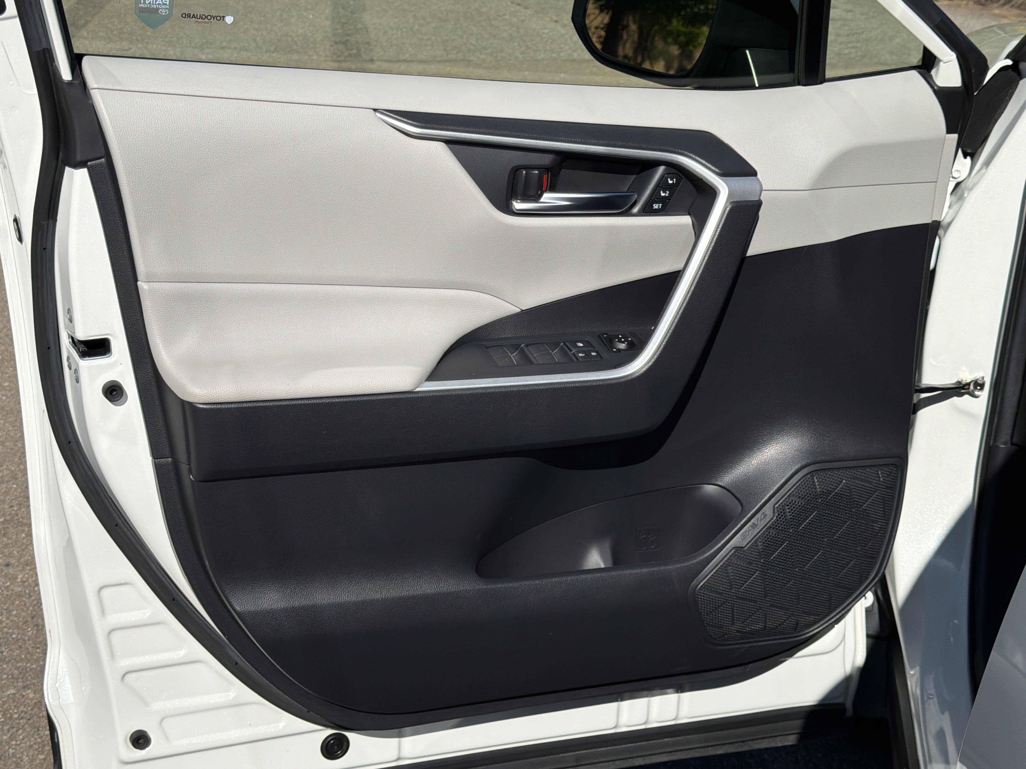 Used 2022 Toyota RAV4 XLE Premium AWD/4WD image 10