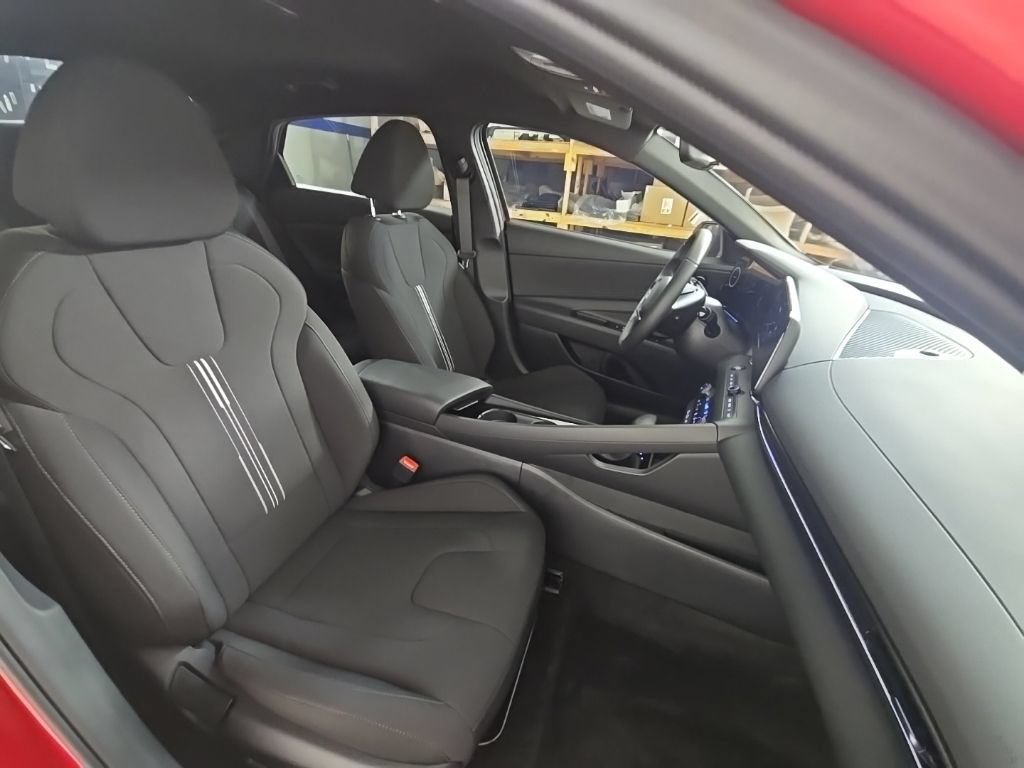 New 2025 Hyundai Elantra SEL FWD image 32