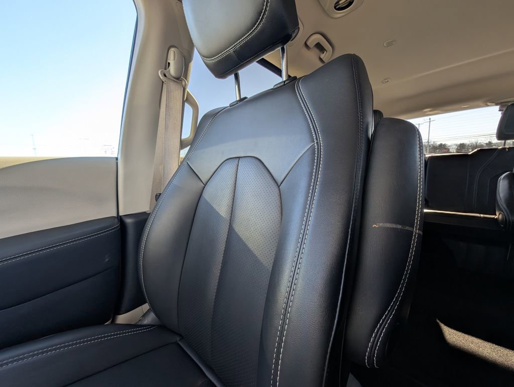 Used 2024 Chrysler Pacifica Touring-L image 12