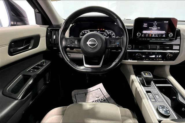 Used 2024 Nissan Pathfinder SV w/ SV Premium Package image 8