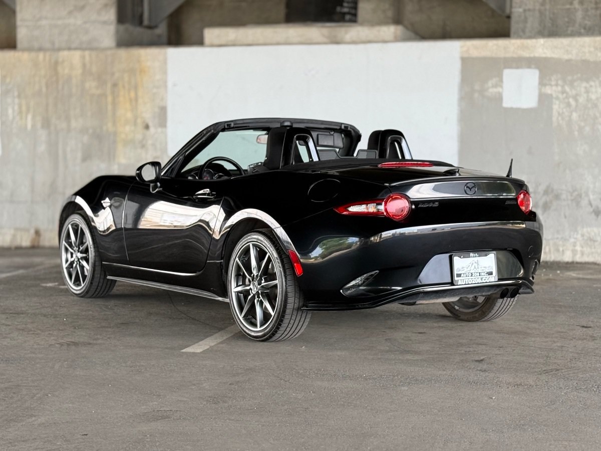 Used 2017 MAZDA MX-5 Miata Club RWD image 5