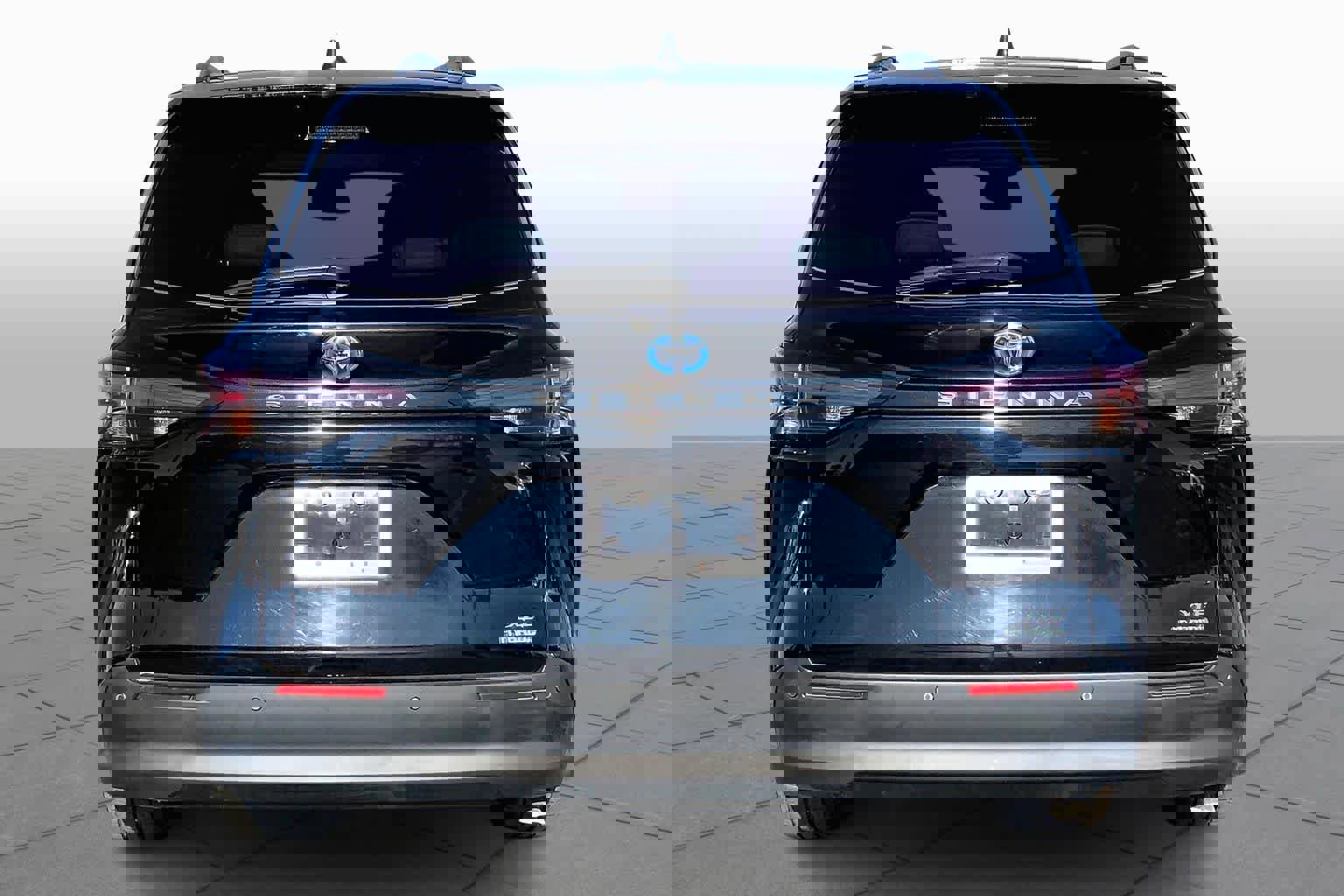 Used 2023 Toyota Sienna XLE image 4