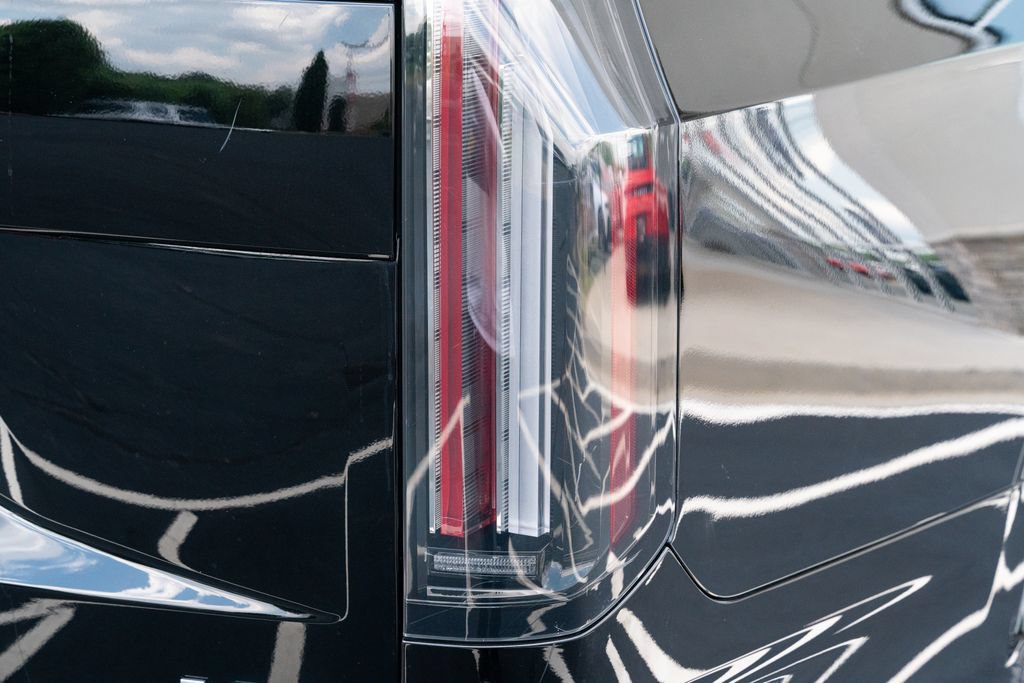 Used 2025 Cadillac Escalade ESV V AWD/4WD image 13