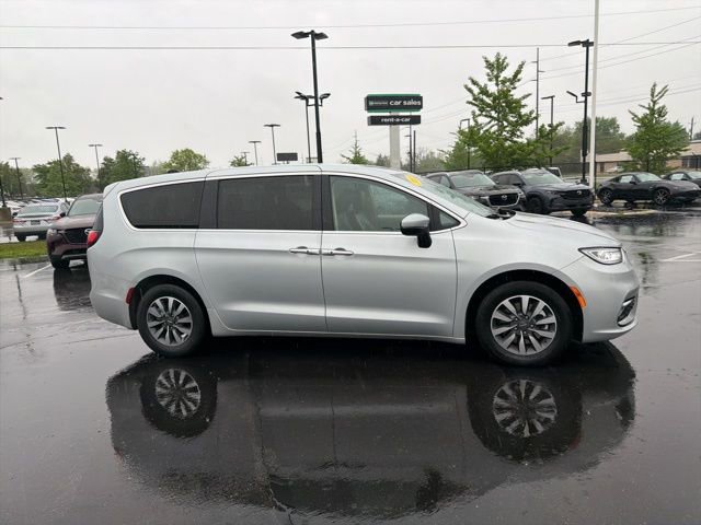 Used 2023 Chrysler Pacifica Touring-L FWD image 4
