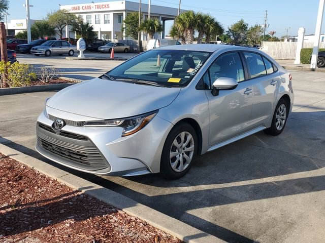 Used 2023 Toyota Corolla LE FWD image 2