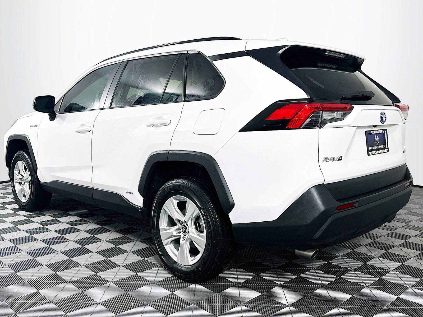Used 2021 Toyota RAV4 LE AWD/4WD image 8