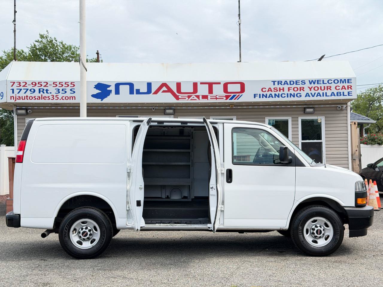 Used 2019 GMC Savana 3500 RWD image 30