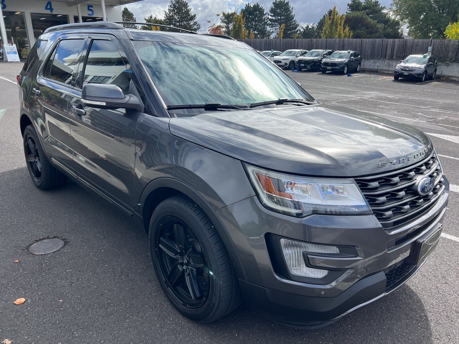 Used 2017 Ford Explorer XLT w/ Equipment Group 202A AWD/4WD image 3
