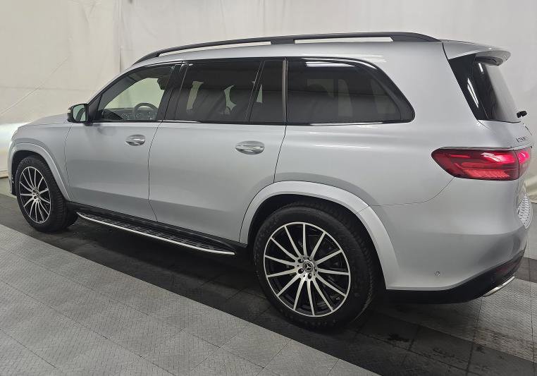 Used 2025 Mercedes-Benz GLS 580 4MATIC image 4