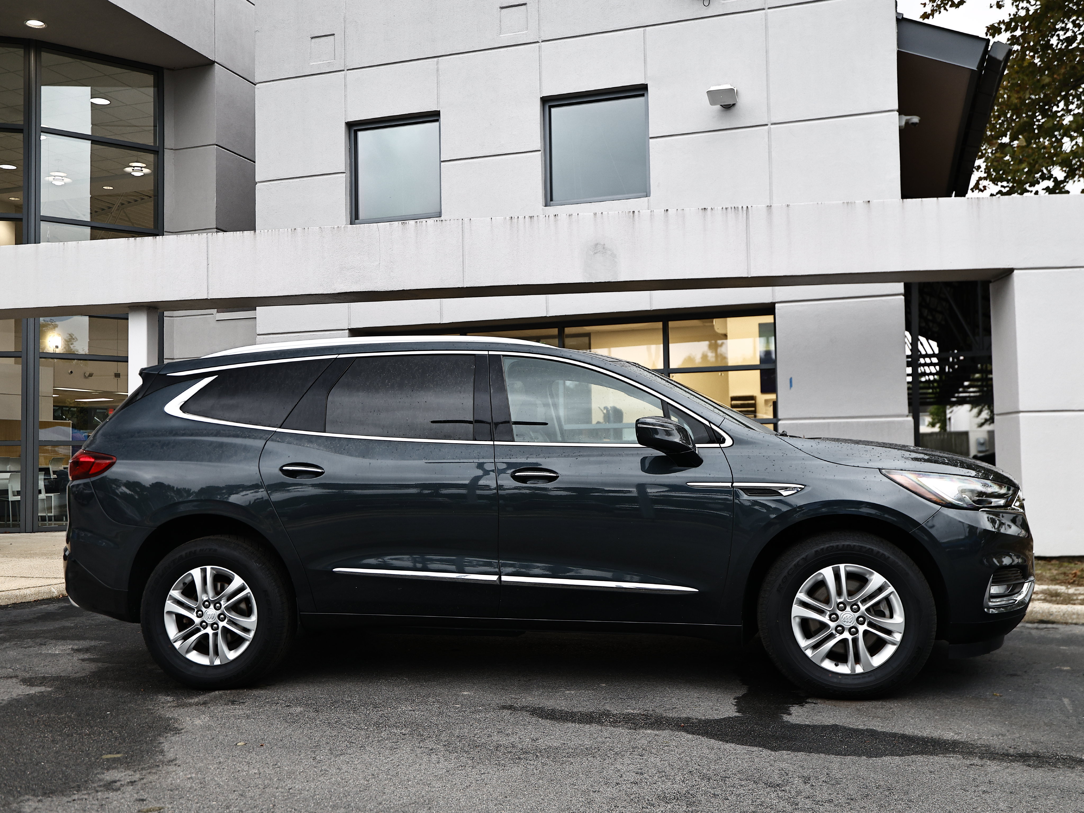 Used 2018 Buick Enclave Essence AWD/4WD image 4