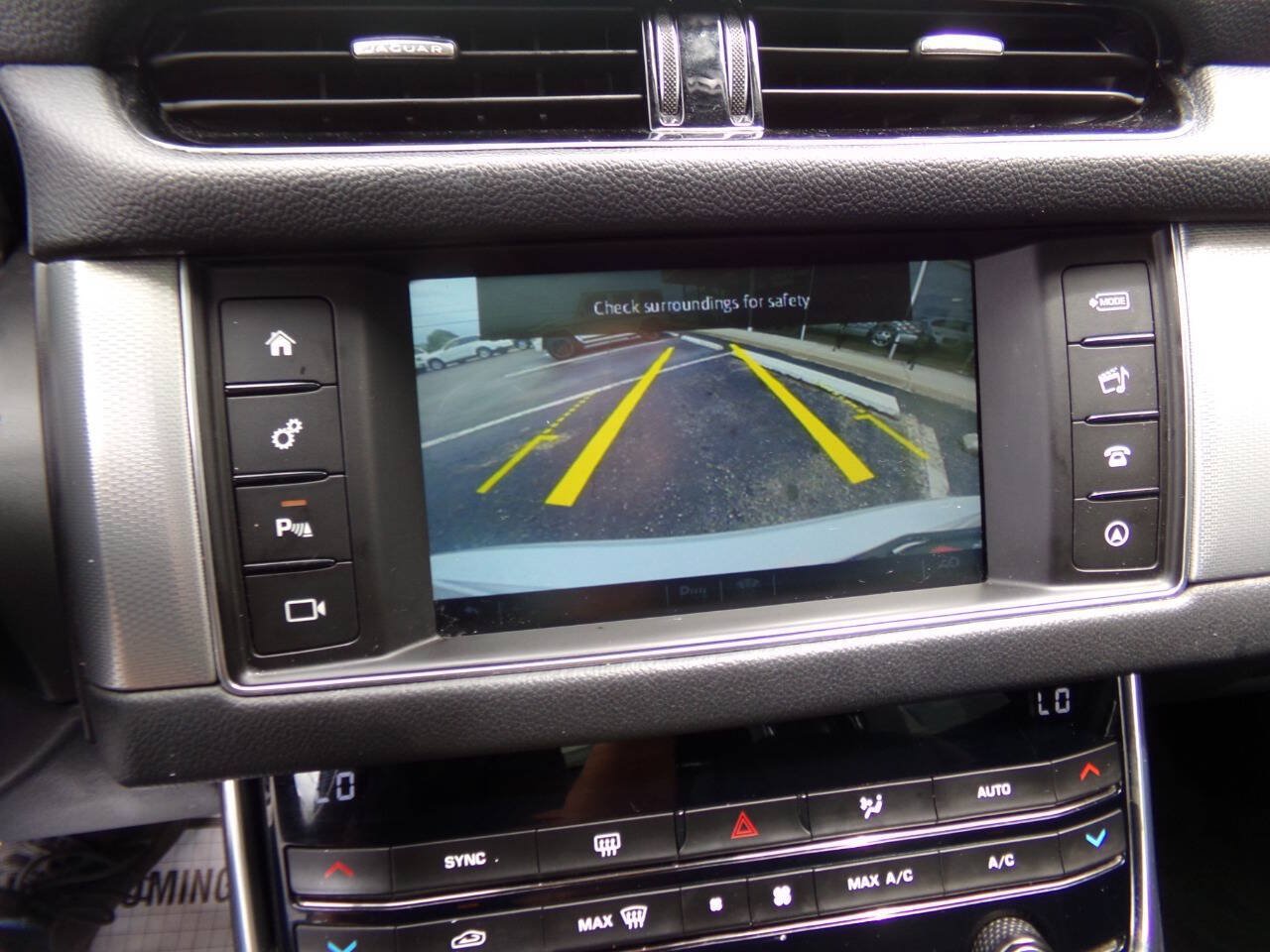 Used 2016 Jaguar XF Premium RWD image 18
