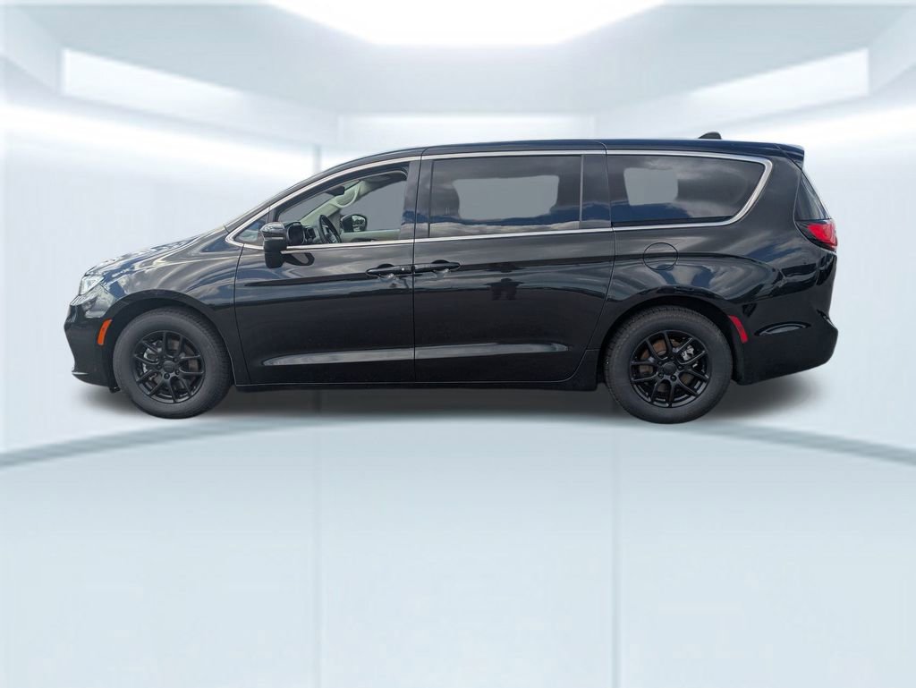 Used 2023 Chrysler Pacifica Touring-L image 2