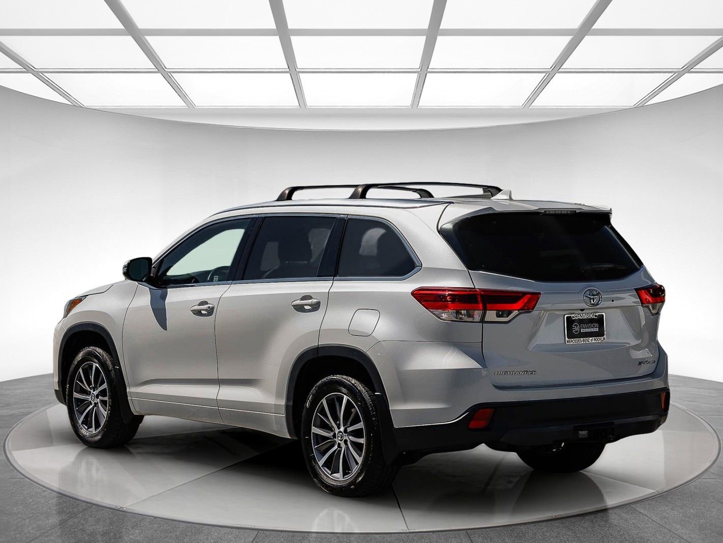 Used 2017 Toyota Highlander XLE image 2